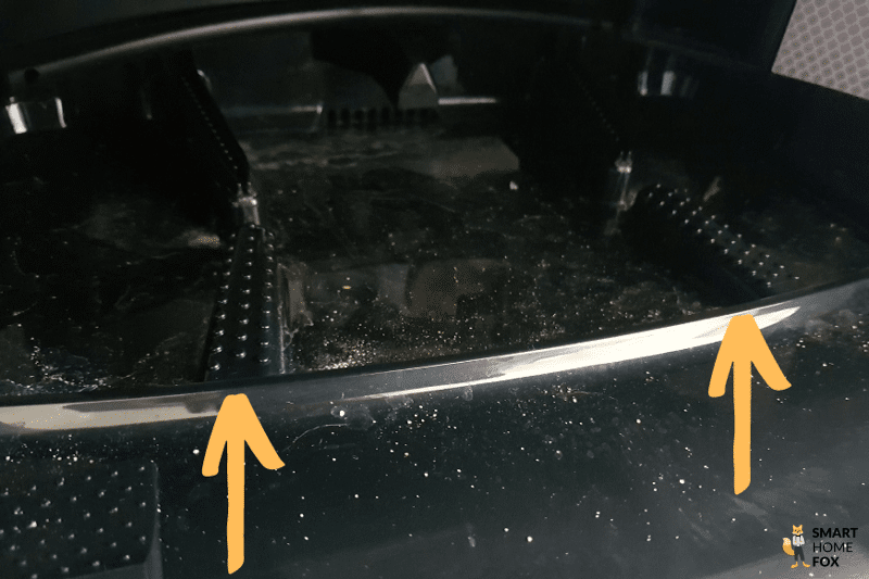 Пластина с выступами для очистки салфеток на станции Deebot X1 OMNI на снимке крупным планом